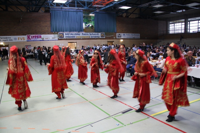Avrupa Zonguldaklilar Dernegi Kiz Folklor Grubumuzun gösterileri büyük alkis aldi.